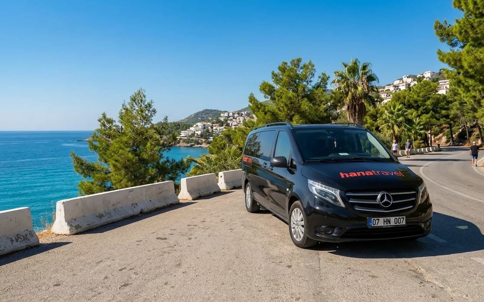 Nur Ihre Gruppe im Wagen Schwarzer Hana Travel Vito auf einer sonnigen Küstenstraße über türkisfarbenem Wasser an der Riviera von Antalya – Privattransfer Antalya