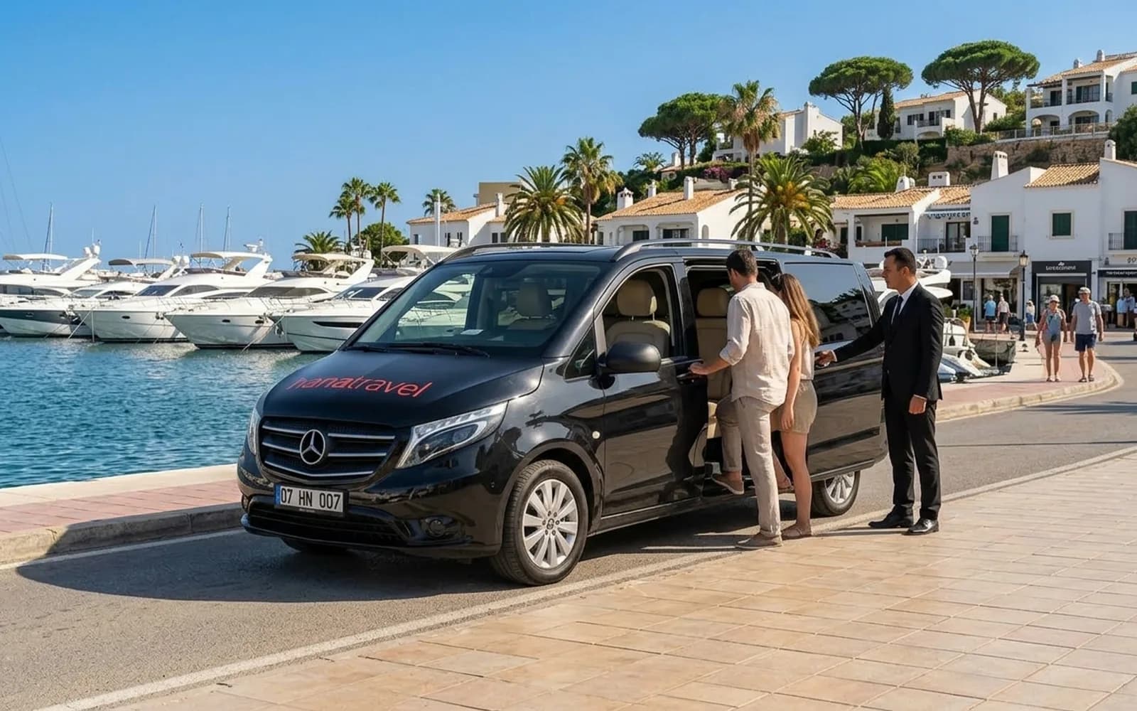 Ledersitze, WLAN, viel Platz Paar steigt an einer sonnigen Marina-Promenade mit weißen Yachten in den schwarzen Hana Travel VIP Vito – VIP Transfer Antalya