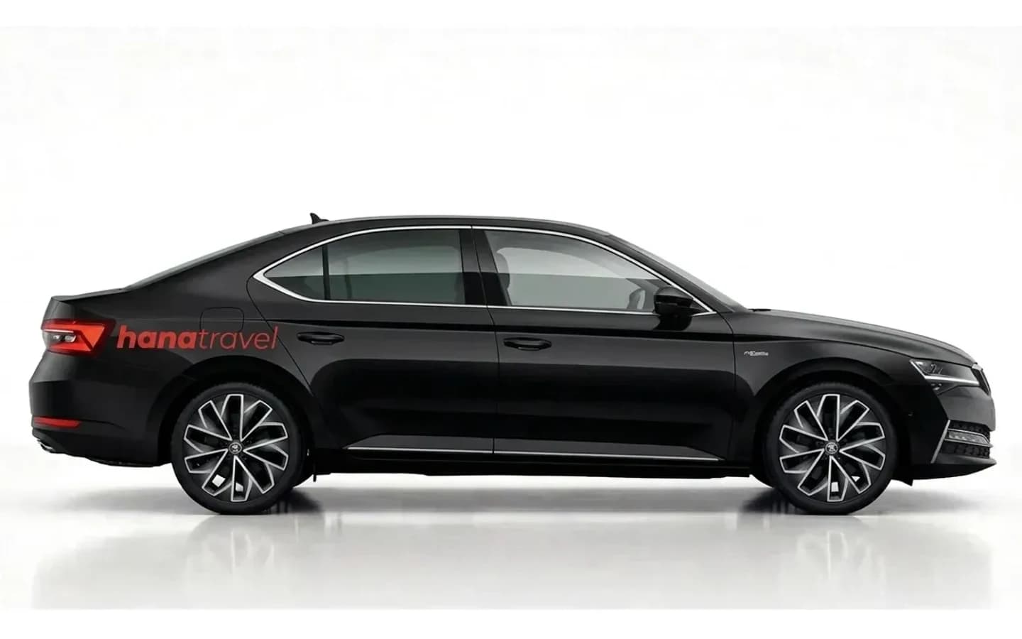 Üç yolcu kapasiteli Antalya Havalimanı transferi. Antalya Havalimanı transferleri için beyaz arka planda yandan görünüşlü siyah Skoda Superb veya Ford Focus.