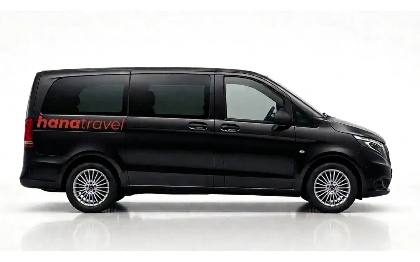Трансфер из аэропорта Анталии на Mercedes-Benz Vito Черный Mercedes-Benz Vito на белом фоне для трансфера из аэропорта Анталии.