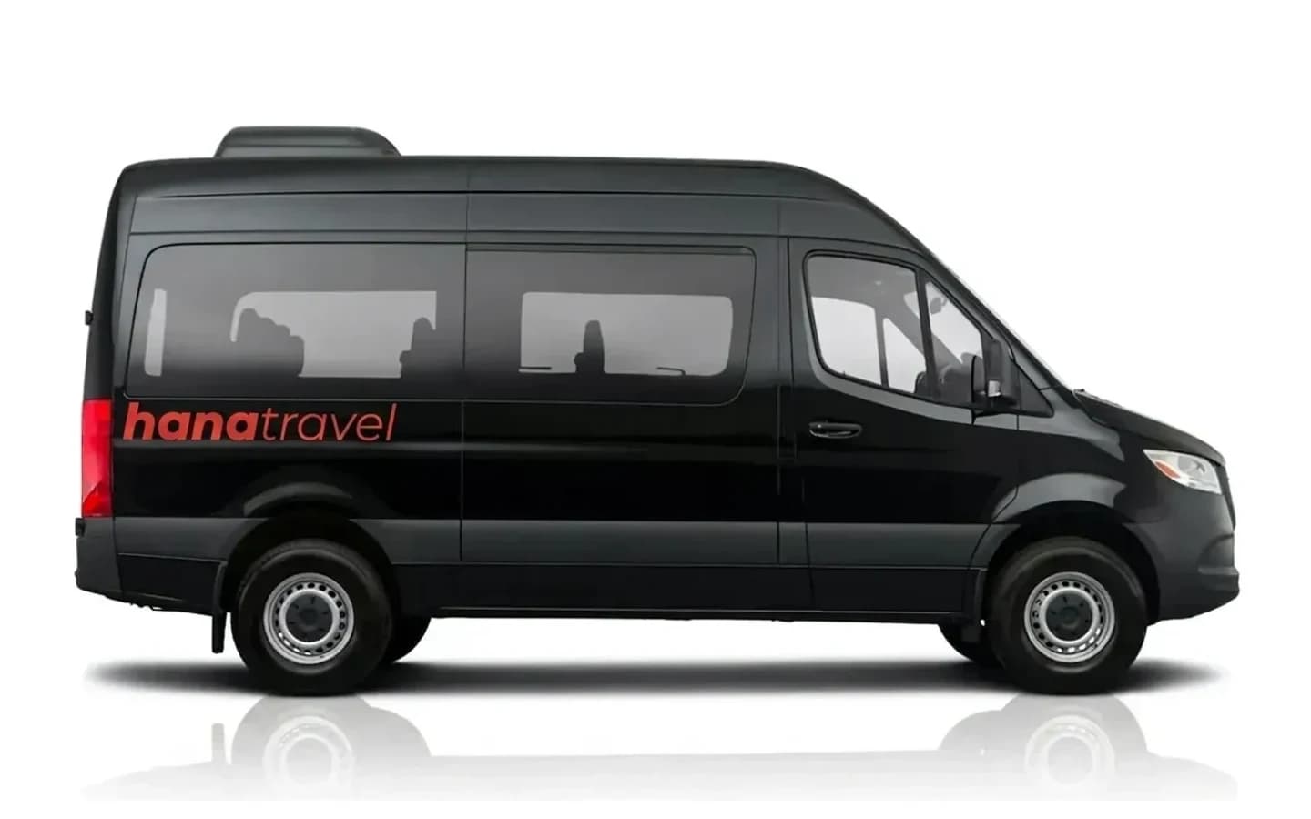 13 kişilik Antalya Havalimanı transfer aracı. Düz beyaz arka planda yandan görünüşüyle siyah bir Mercedes-Benz Sprinter.