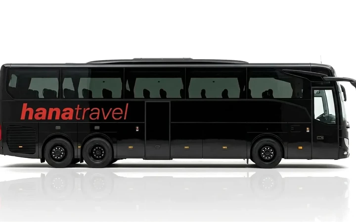 Antalya Havalimanı transferi için Mercedes-Benz Tourismo Düz beyaz arka plan üzerinde yandan görünümüyle siyah bir Mercedes-Benz Tourismo otobüsü.