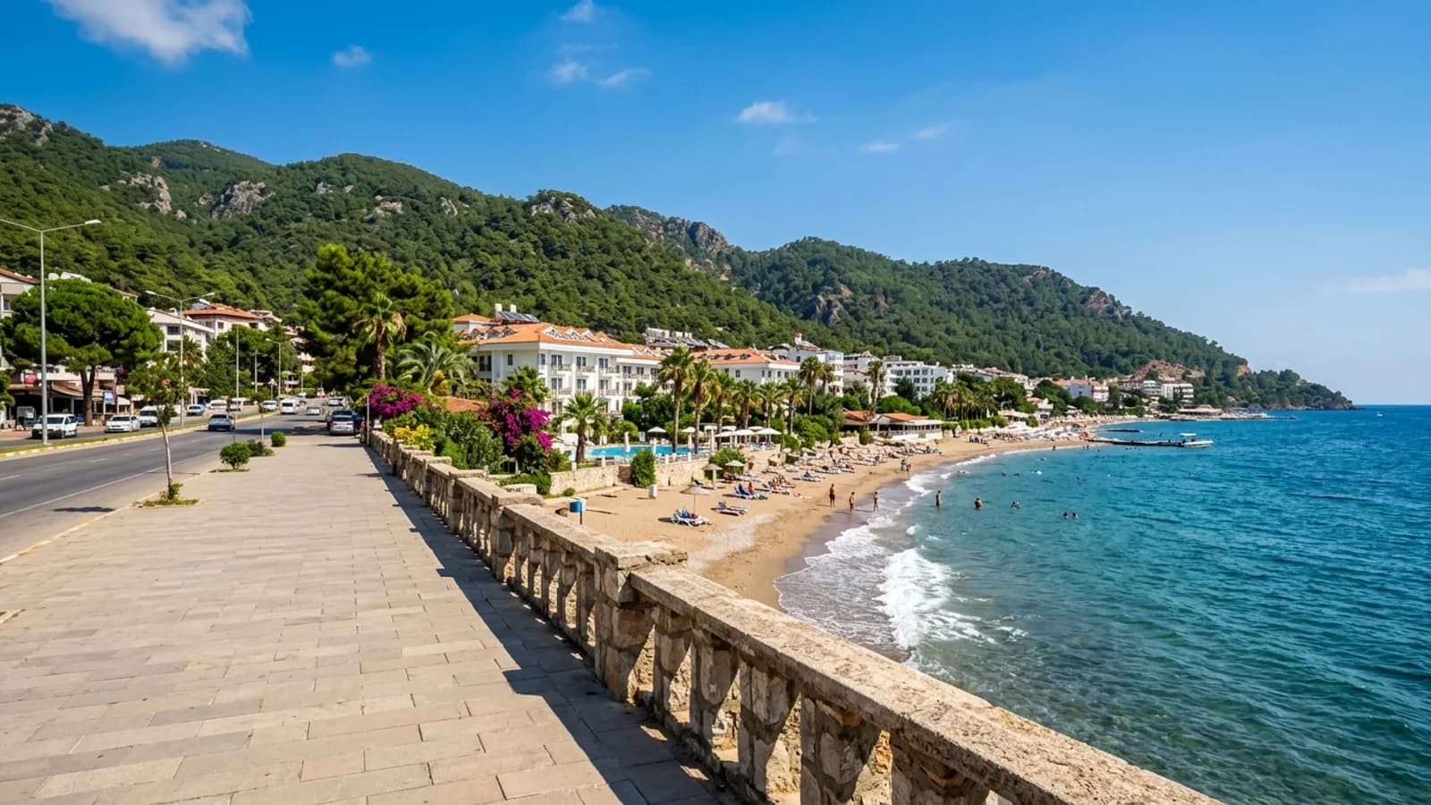 Türkler tatil beldesi kıyı manzarası Türkler sahil şeridinde, kıyı yolu ile ince kumsal arasında yer alan oteller ve arkasındaki yeşil tepeler.