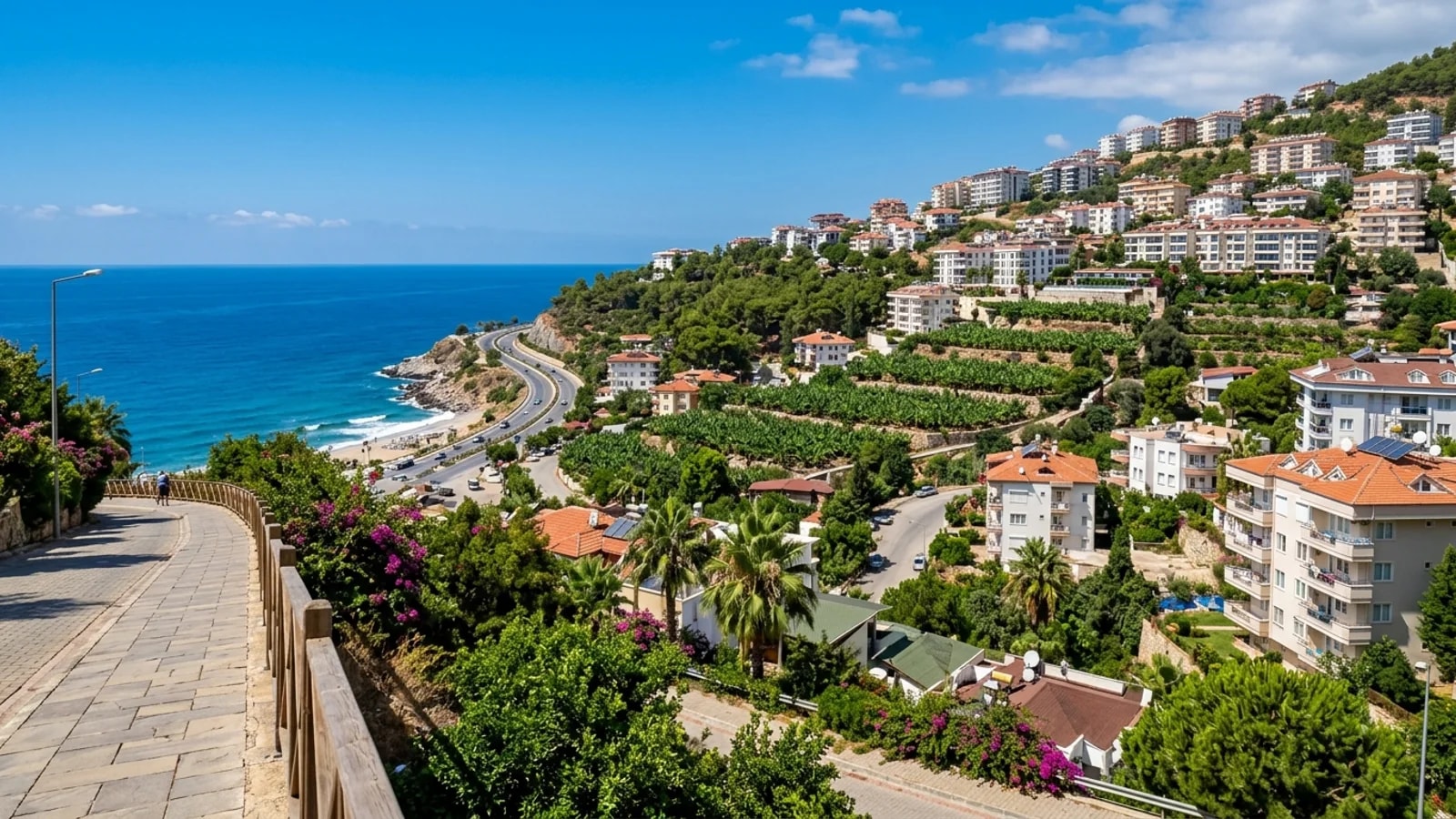 Küstenort Kargıcak am Berghang über dem Meer Hotels und Wohnhäuser am Hang in Kargıcak über Bananenplantagen und dem tiefblauen Meer.